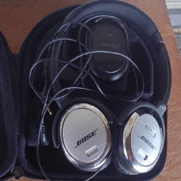 Bose Black and Silver Over-Ear Headphones NEW - Picture 1 of 5